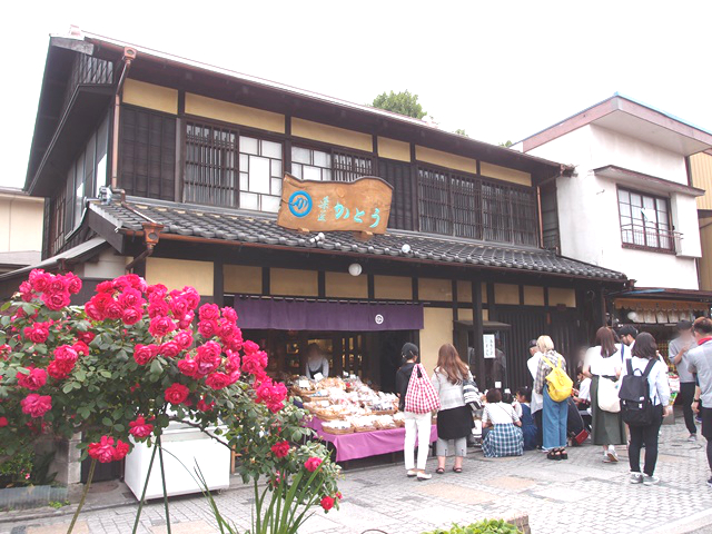 The Kawagoe Kashiya Yokocho (Sweets Alley) is a sweets street that both children and adults can enjoy