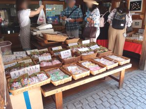 The Kawagoe Kashiya Yokocho (Sweets Alley) is a sweets street that both children and adults can enjoy