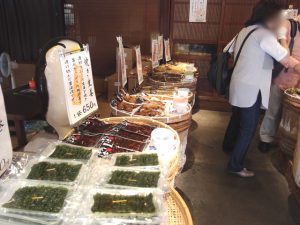 The Kawagoe Kashiya Yokocho (Sweets Alley) is a sweets street that both children and adults can enjoy