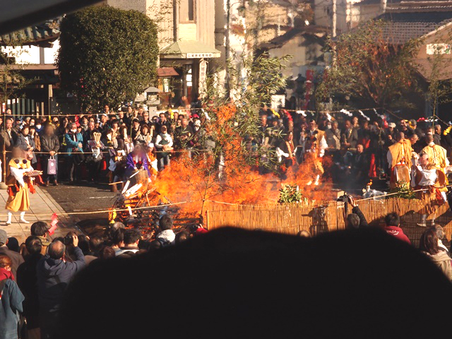 成田山川越別院本行院の火渡り祭り　火の上を素足で歩いて念願成就！