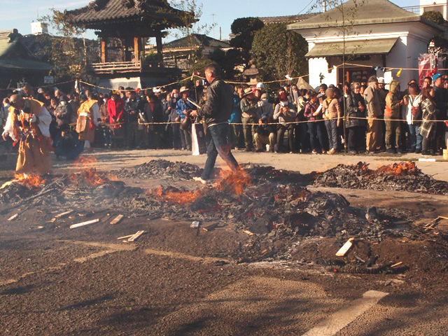成田山川越別院本行院の火渡り祭り　火の上を素足で歩いて念願成就！