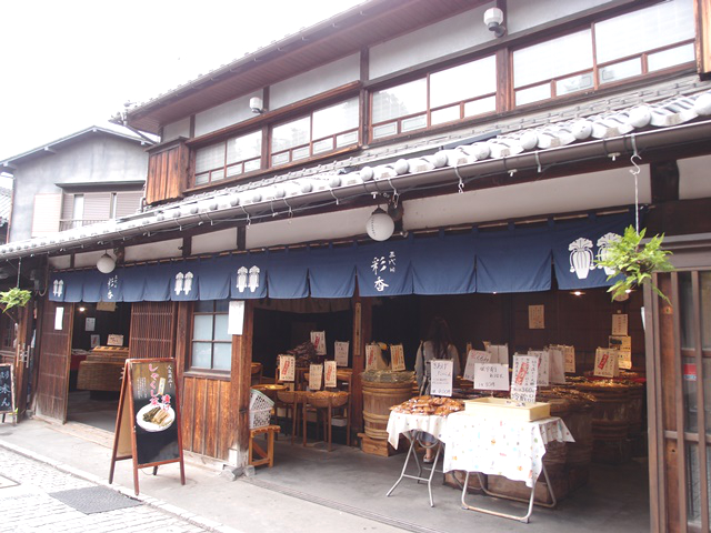 The Kawagoe Kashiya Yokocho (Sweets Alley) is a sweets street that both children and adults can enjoy